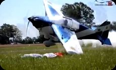飛行機で地面の旗を捕る