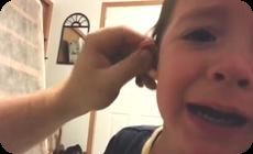 耳と鼻をもぎ取られる子供
