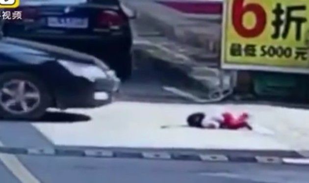 【閲覧注意!】　１歳の幼女がクルマの前後輪にグンニャリと踏まれる瞬間!!: ひろぶろ