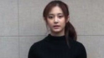 国旗を上げて謝罪する台湾美女
