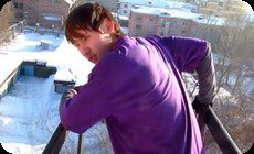 ロシア人、雪上へジャンプ