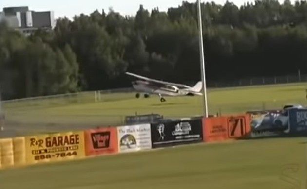 グランドにセスナ機が墜落