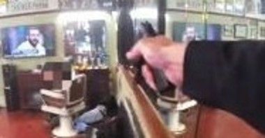 理髪店で銃撃戦