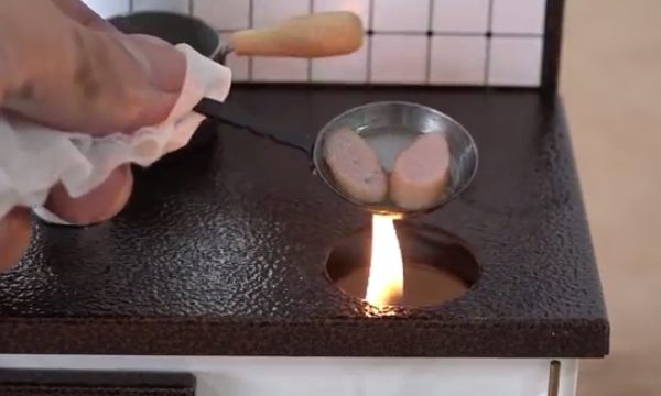 ミニチュアのキッチンで料理