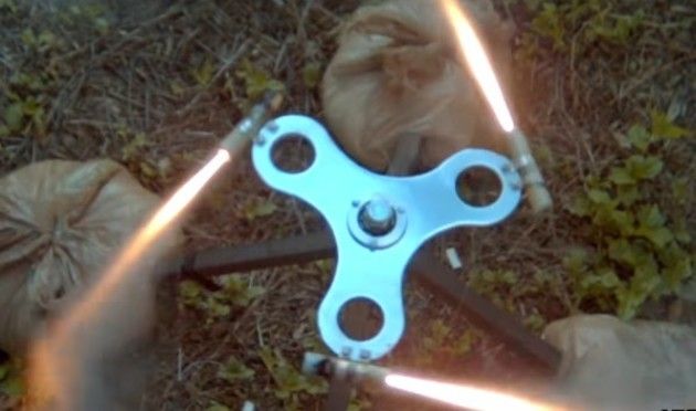 ハンドスピナーをロケット花火で回す