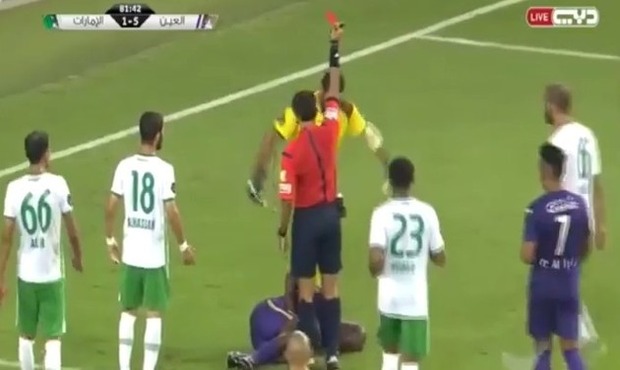 レッドカードで退場追い打ちサッカー選手