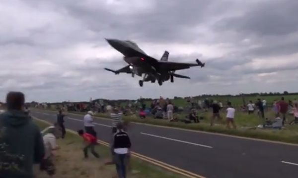 トルコの戦闘機Ｆ16が低空飛行