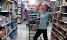 スーパーの女、挙動不審