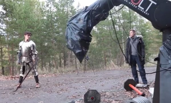 拘束で動くカメラアームで撮った映像がカッコいい