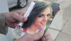 美人がホームレスに