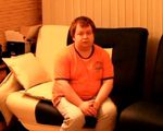 だるまさんが転んだをやる男性
