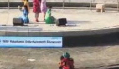アイドルのステージに乱入する男