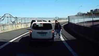 高速道路で土下座