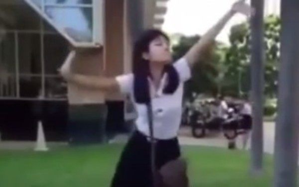 とあるアジア人女性の不思議なダンス