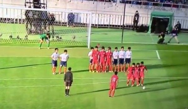 高校サッカーでフリーキック