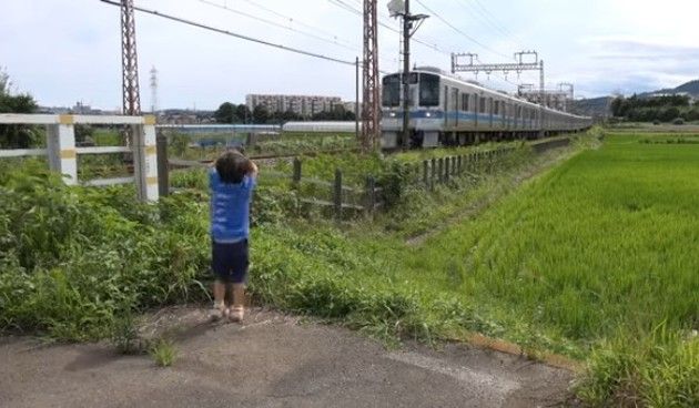 電車に手を振る少年