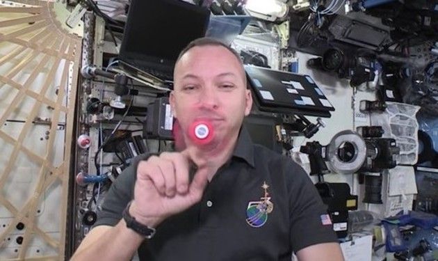 宇宙でハンドスピナー