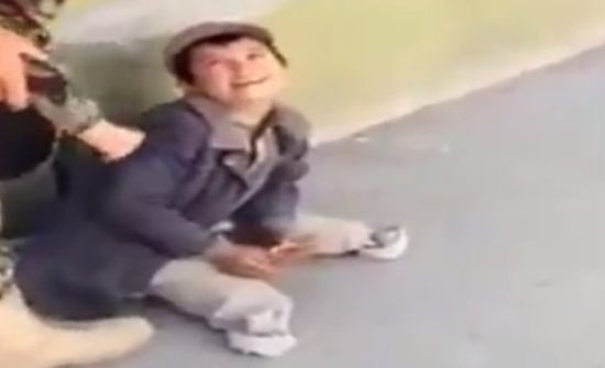 両足の無い物乞いの男の子