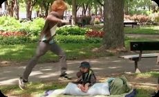 赤ちゃんを蹴っ飛ばすイタズラ