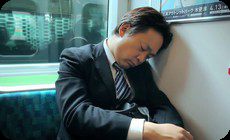 電車の中で寝る人